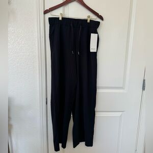 Lululemon wide-leg cropped casual pants